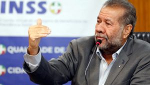 Após fraude no INSS, Carlos Lupi pede demissão do Ministério da Previdência