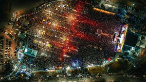 Shows de Léo Santana, Ferrugem e Timbalada reúnem multidão na ‘Cidade do Carnaval’