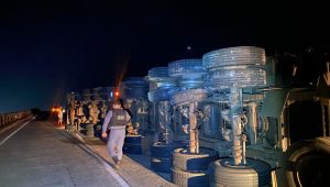 Carreta tomba e deixa parte da via interditada na ponte do Estreito dos Mosquitos