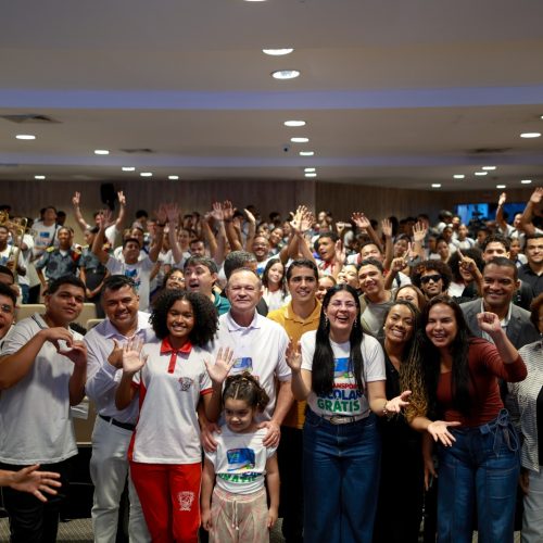 Estudantes recebem 1.500 cartões do ‘Meu Transporte Escolar Grátis’