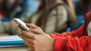 Lula sanciona projeto de lei que limita uso de celulares nas escolas; veja o que muda