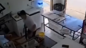 Jovem sofre choque elétrico ao usar celular conectado na tomada