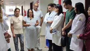 Paciente homenageia equipe de hospital com cordel ao receber alta após 99 dias de internação