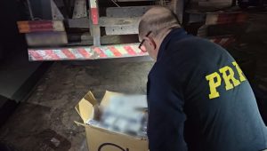 PRF apreende mais de 150 mil maços de cigarros contrabandeados