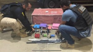 PRF encontra dentro de ônibus pistolas, munições e drogas na BR-135