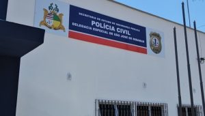 Homem é preso após agredir ex-mulher em praça pública por causa de celular