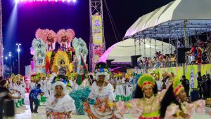 Vencedores dos desfiles de blocos e escolas de samba serão conhecidos nesta terça