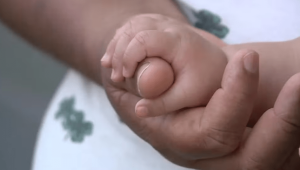 Criança gerada por inseminação caseira tem dupla maternidade reconhecida pela Justiça