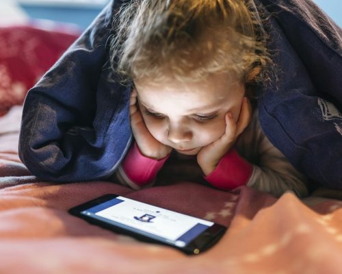 ECA Digital entra em vigor com regras para proteger crianças e adolescentes na internet