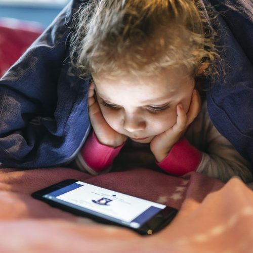 ECA Digital entra em vigor com regras para proteger crianças e adolescentes na internet