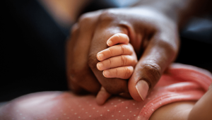 INSS garante salário-maternidade em casos de adoção