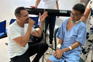 Música humaniza internação e transforma dia de jovem paciente no Hospital Universitário, em São Luís