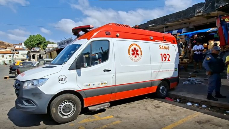 Imagem de uma ambulância do SAMU no local da ocorrência