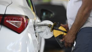 Comissão do Senado analisa projeto que autoriza governo a controlar preço dos combustíveis