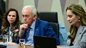 Presidente da CCJ, senador Otto Alencar, entre as senadoras Professora Dorinha Seabra e Augusta Brito Foto: Geraldo Magela/Agência Senado
