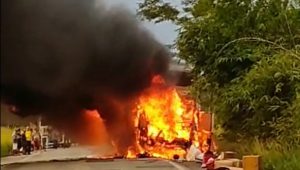 Ônibus pega fogo na BR-222/MA e deixa uma pessoa ferida