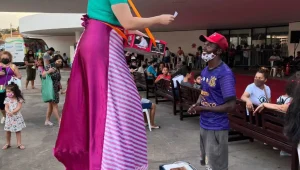 “Voadores” sob pernas de pau transformam Praça Deodoro em cena poética no Festival de Circo São Luís