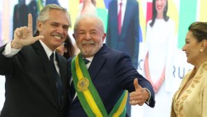O presidente da Argentina, Alberto Fernánde, cumprimenta o presidente Luiz Inácio Lula da Silva no Palácio do Planalto