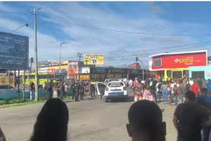 Manifestação bloqueia circulação de ônibus no Terminal da Cohab