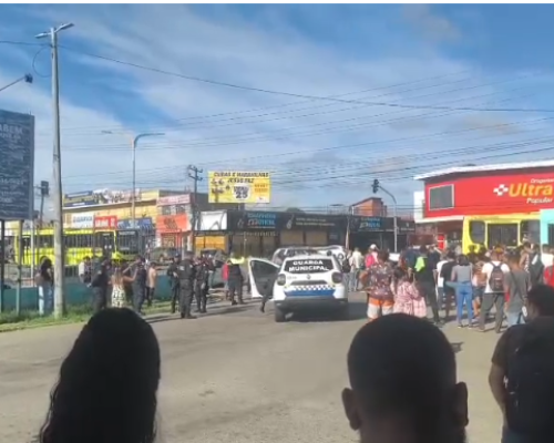Manifestação bloqueia circulação de ônibus no Terminal da Cohab