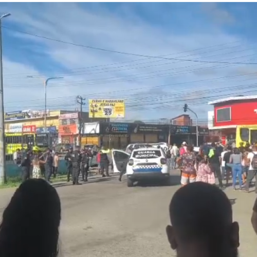 Manifestação bloqueia circulação de ônibus no Terminal da Cohab