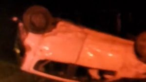 Motorista invade contramão, bate em carro e capota em Codó; Veja o vídeo