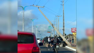 Colisão deixa poste inclinado na estrada do Araçagi em São José de Ribamar