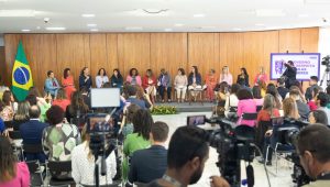 O governo federal abre as atividades comemorativas do Dia Internacional da Mulher. Participam a primeira-dama, Janja da Silva; as presidentes da Caixa Econômica Federal, Rita Serrano, e do Banco do Brasil (BB), Tarciana Medeiros; e as 11 ministras mulheres do governo Lula.
