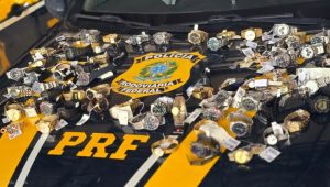 Homem é preso com diversos relógios sem nota fiscal em ônibus na BR-22, em Barra do Corda