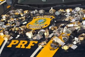 Homem é preso com diversos relógios sem nota fiscal em ônibus na BR-22, em Barra do Corda