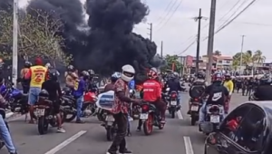 Motoristas de aplicativo protestam em frente à Secretaria de Segurança Pública com queima de pneus