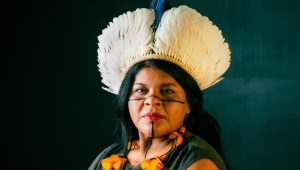 Maranhense Sonia Guajajara recebe título de doutora honoris causa da UERJ