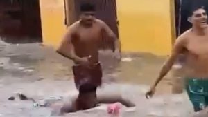 População aproveita alagamento pra surfar em rua na Cidade Operária