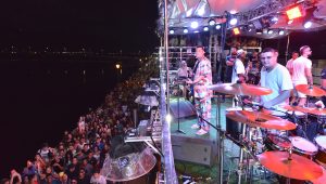 Circuito com trio elétrico e shows no palco agitam a ‘Cidade do Carnaval’ em São Luís