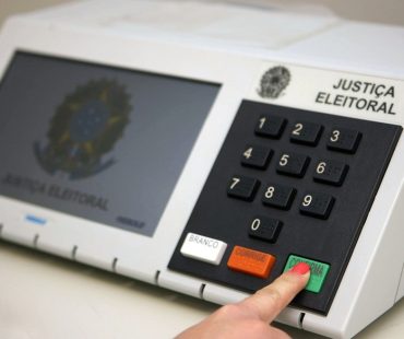Divulgar desinformação com uso de IA nas eleições pode gerar multa de R$ 30 mil