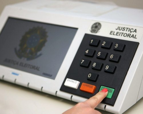 Divulgar desinformação com uso de IA nas eleições pode gerar multa de R$ 30 mil