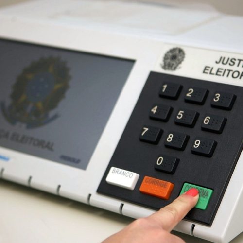 Divulgar desinformação com uso de IA nas eleições pode gerar multa de R$ 30 mil