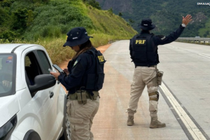 Mais de 300 mandados de prisão por violência contra mulheres são cumpridos pela PRF