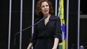Deputada Zambelli renuncia ao mandato após decisão de Moraes